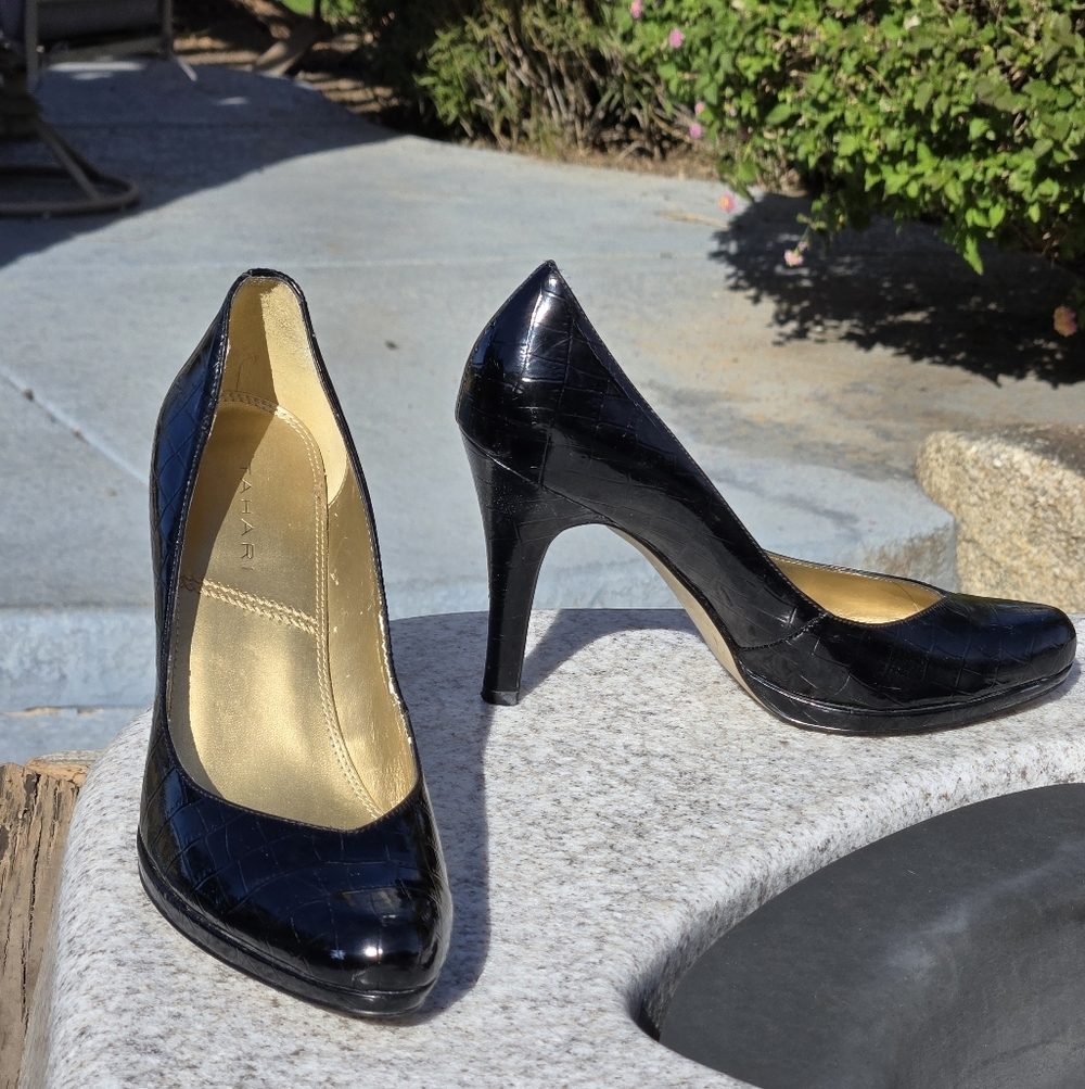 Tahari  Lolly Sz 9 Croc Embossed Almond Toe Leather Black Heels Pumps